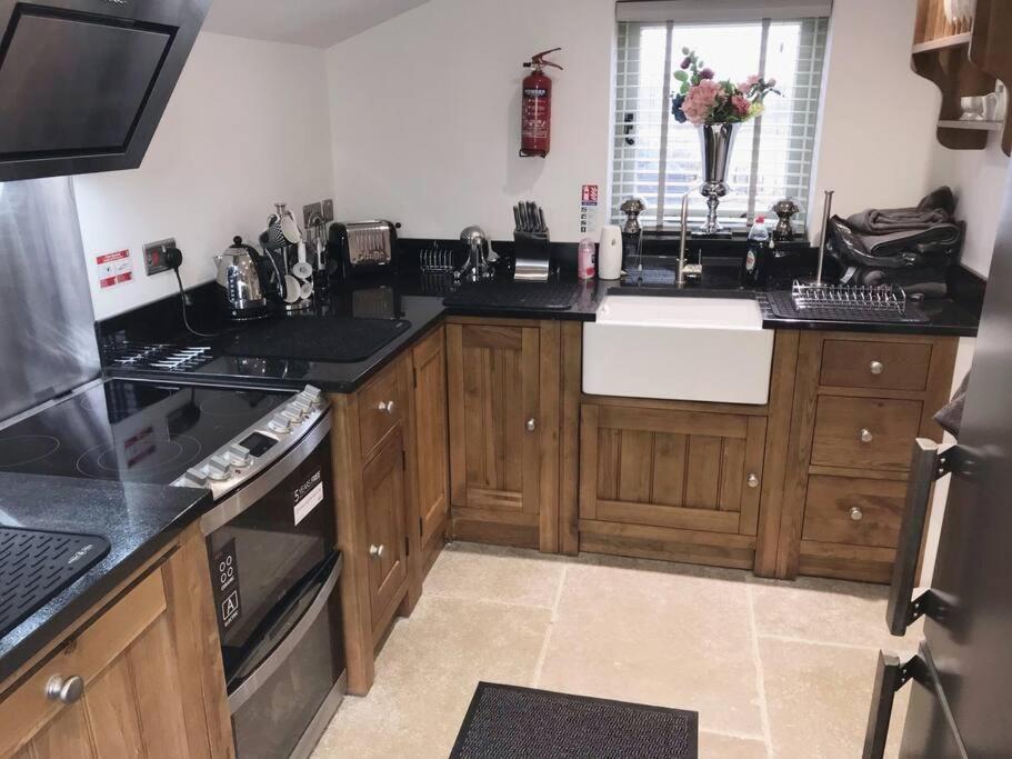 Chic 2 Bed Peak District Cottage Barn Near Alton Towers, Polar Bears, Chatsworth House Leek Ngoại thất bức ảnh